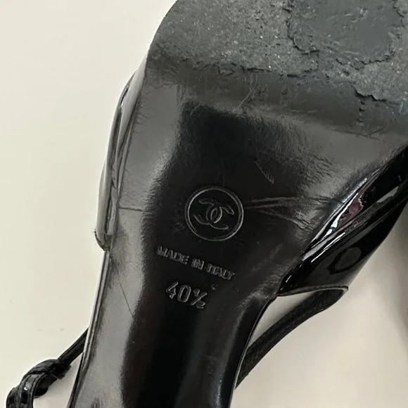 CHANEL VINTAGE Black and white Slingback Patent Pumps - Picture 7 of 7